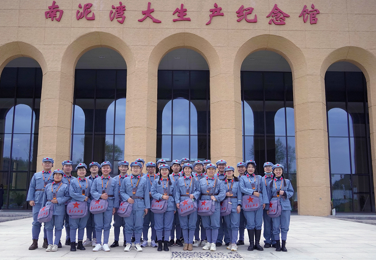 四方光電赴延安學(xué)習(xí)南泥灣精神并參觀洛川蘋果基地