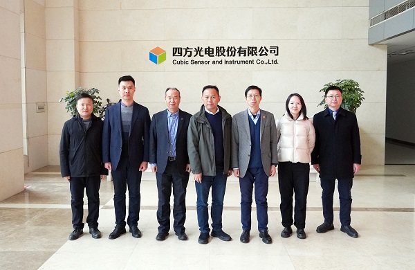 中國(guó)汽車(chē)技術(shù)研究中心資深首席專(zhuān)家方茂東、李孟良一行蒞臨四方光電參觀交流