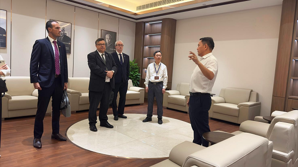 英國(guó)駐華貿(mào)易使節(jié)倪樂(lè)思(Lewis Neal)一行到訪四方光電